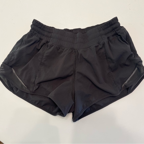LULULEMON - DARK GREY SEERSUCKER SHORT / Size 4 / 2.5” Inseam - Picture 1 of 2